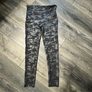 SPANX Faux Leather Camo Leggings Black Camouflage Petite Medium M/M Shaper